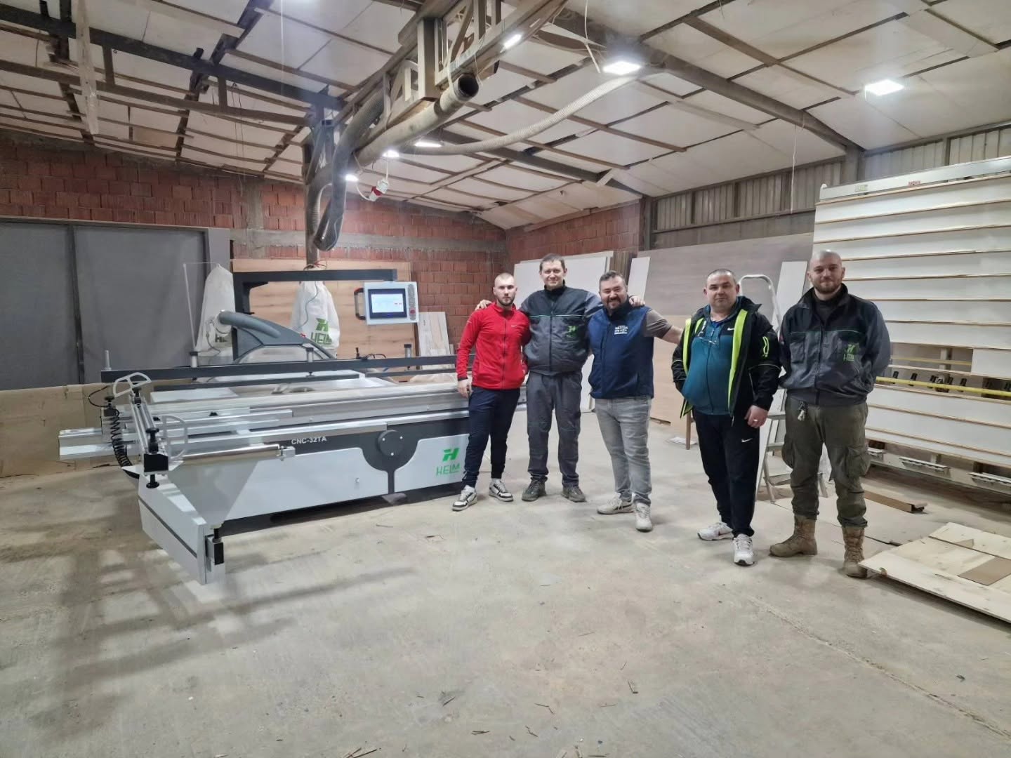 HELM tim sa kupcima nakon instalacije profesionalne mašine